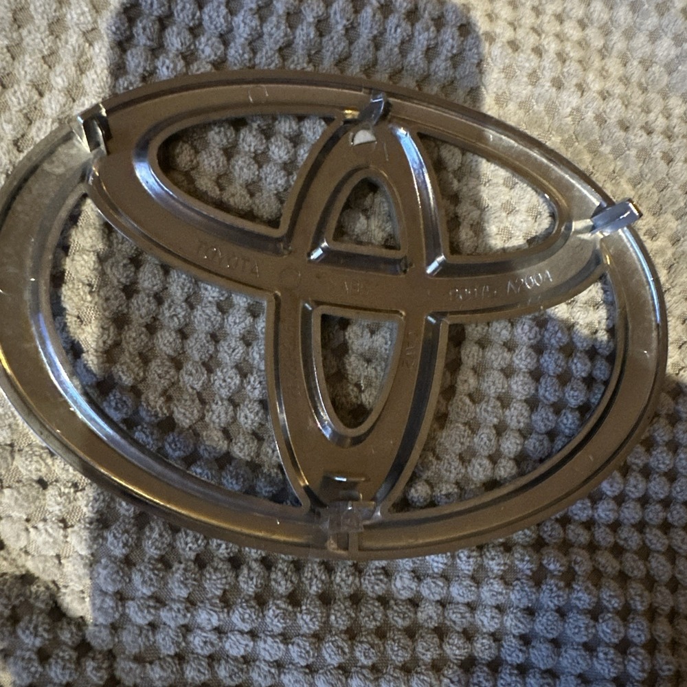 9097502192 Genuine Toyota EMBLEM ASSY, RADIATOR GRILLE 90975-02192 - Picture 3 of 3